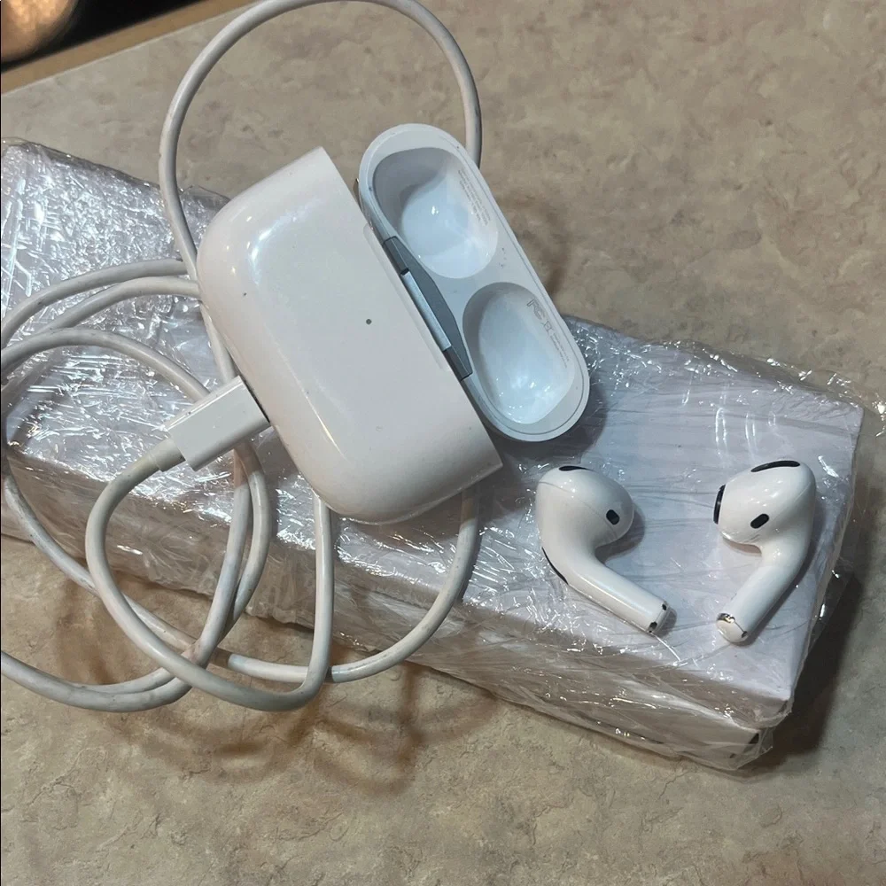 Apple airpods with Charging Case & cord (no block)